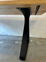 Lade das Bild in den Galerie-Viewer, Vollmetall Triangle Massivstahl Gestell Set schwarz pulverbeschichtet für Tischplatten
