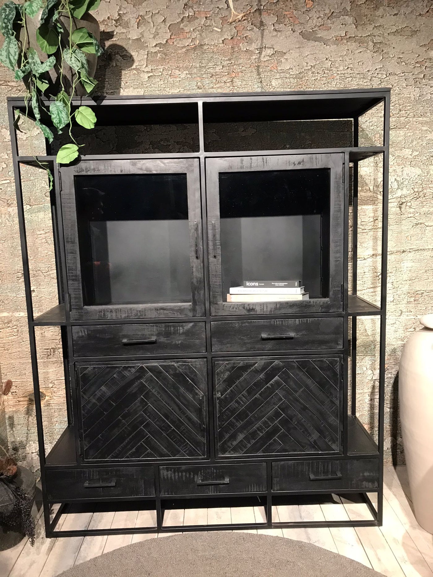 Jax Vitrine Schwarz im Fischgrätenmuster, 160 cm