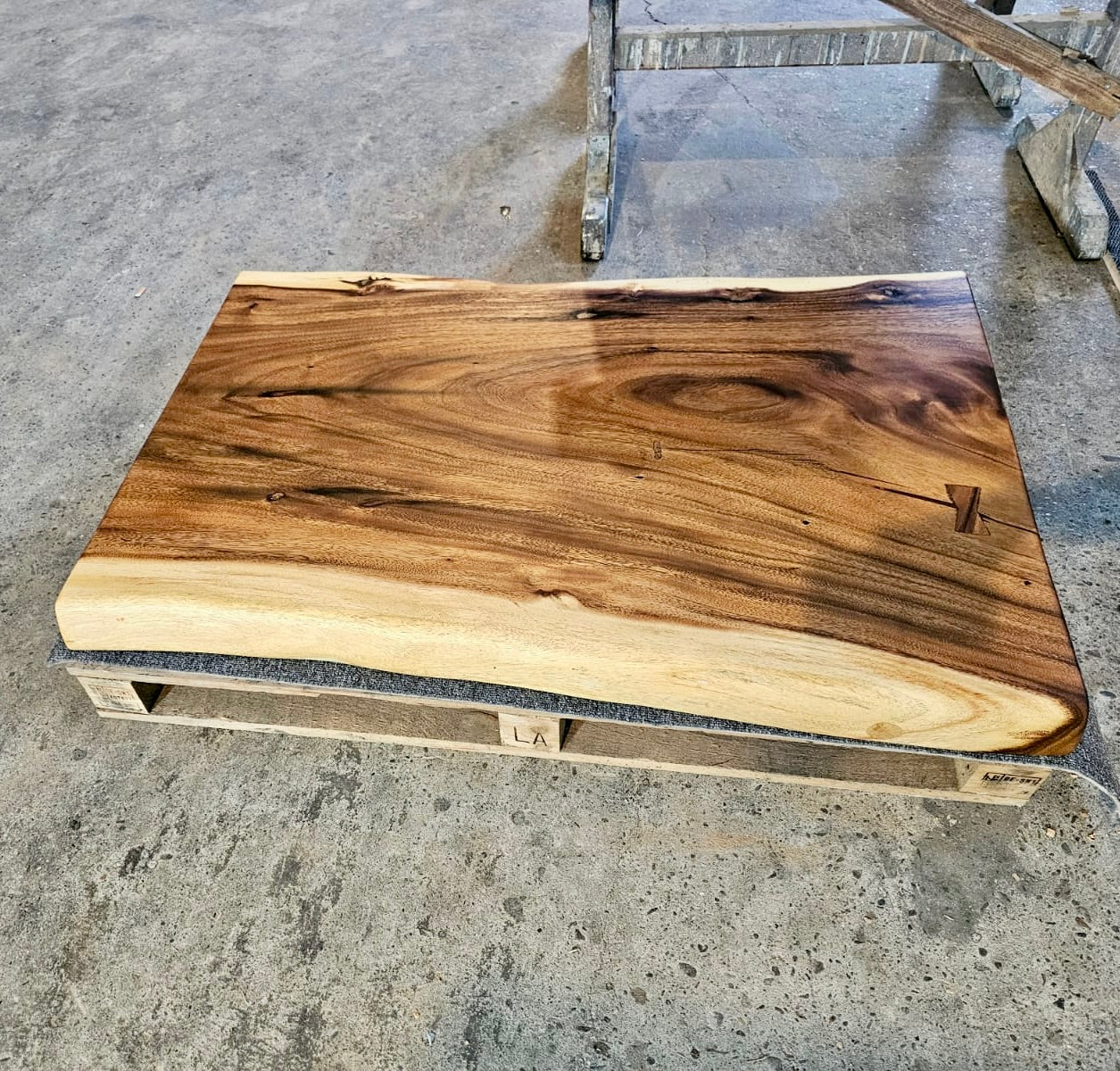 Mammut Baumstamm Tischplatte Suar 120 lang und 8 cm massiv geölt