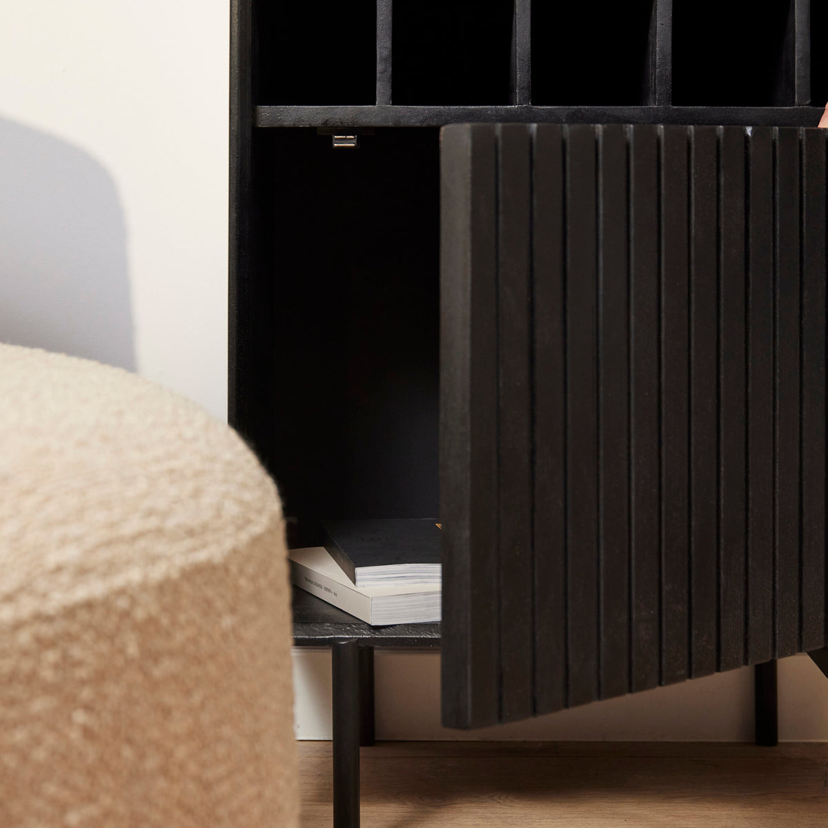Weinschrank Madison Schwarz Mangoholz 55 cm