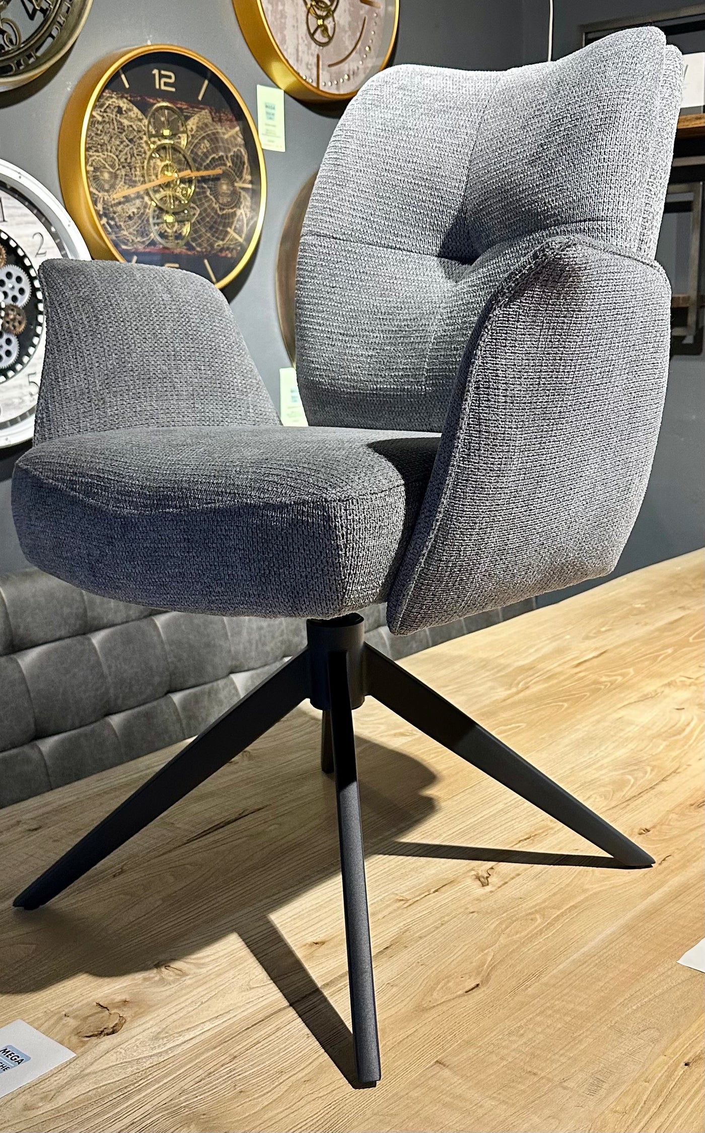 Drehbarer Esszimmer Stuhl Lars mit Armlehnen Aragon Stoff in 6 Farben Rose Champagne Gelb Braun Grau Blau