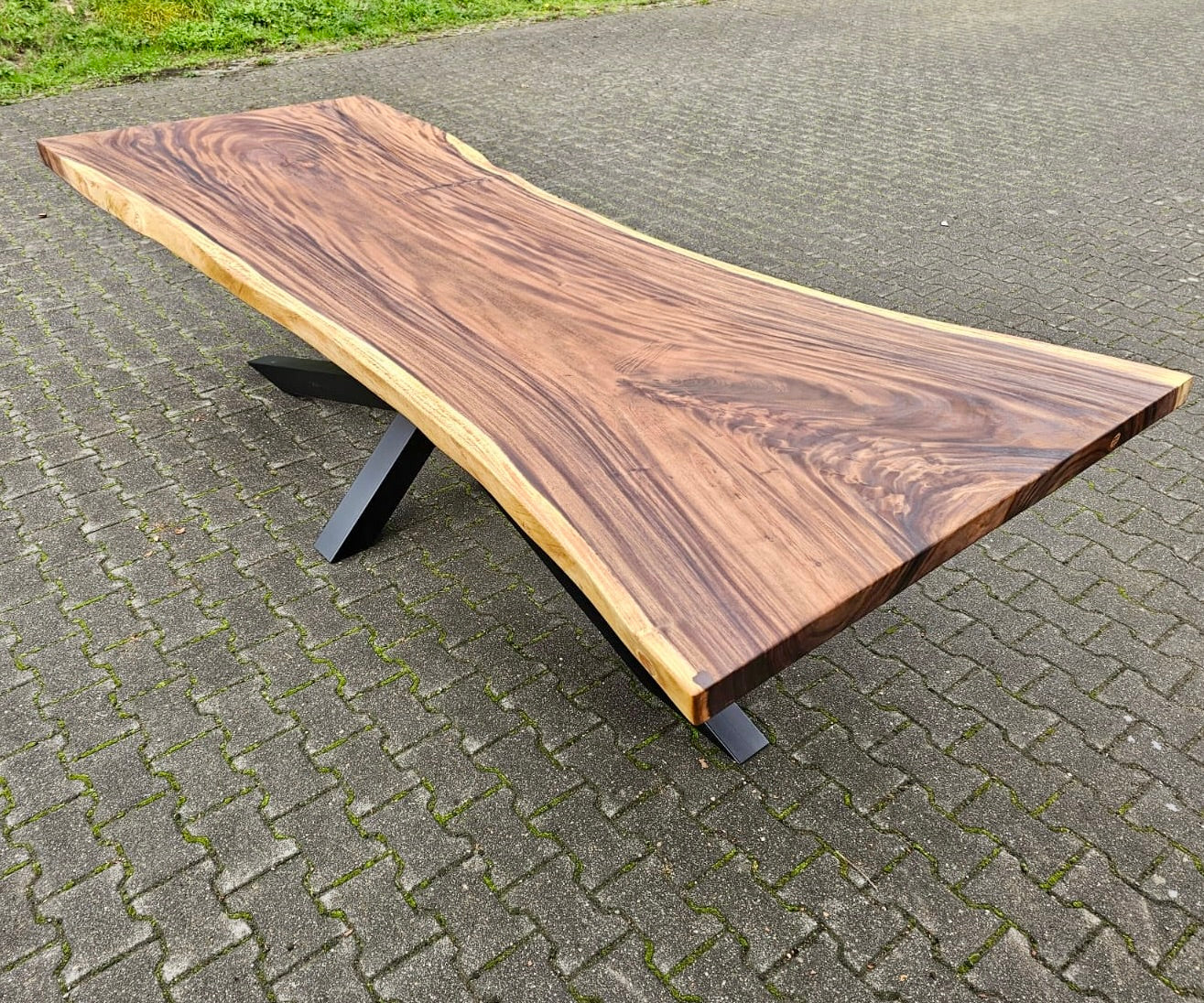 Mammut Baumstamm Esstisch Suar 300 lang und 7 cm massiv mit Spider Gestell