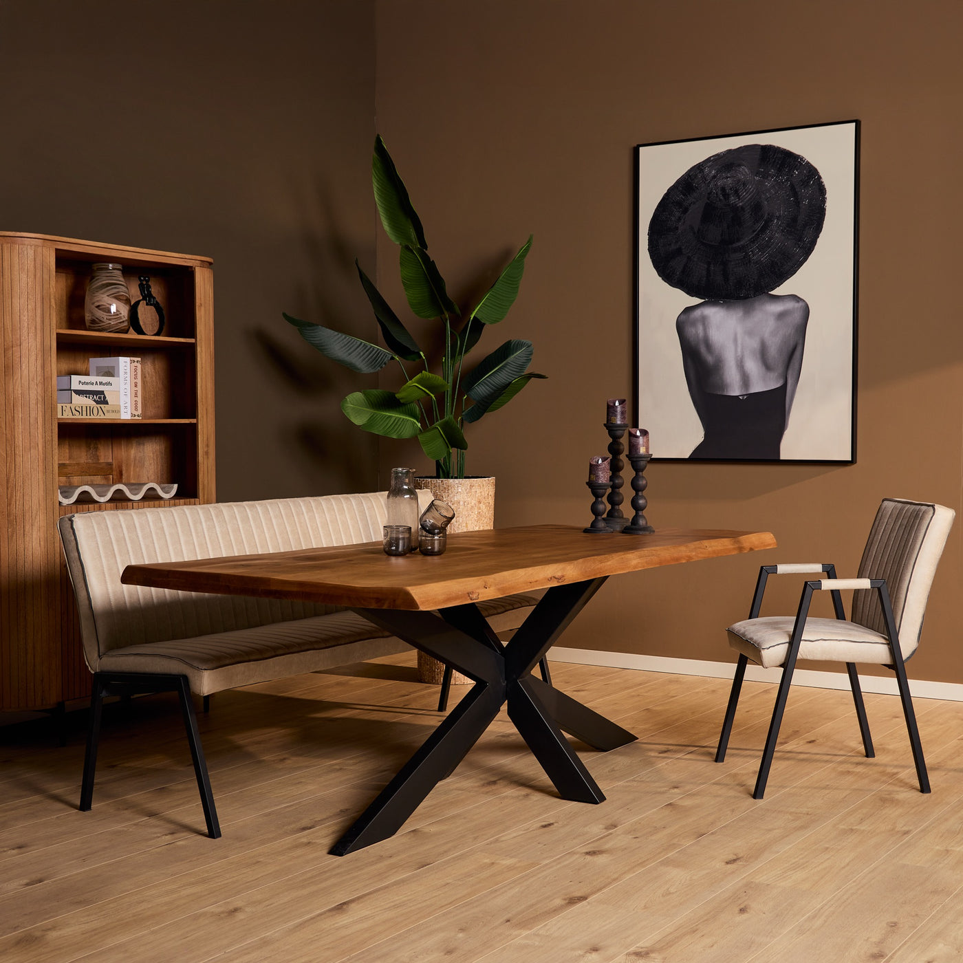 Baumkante Esstisch Bosto Mangoholz dunkel 160 bis 300 cm in 6 cm mit Spider Gestell