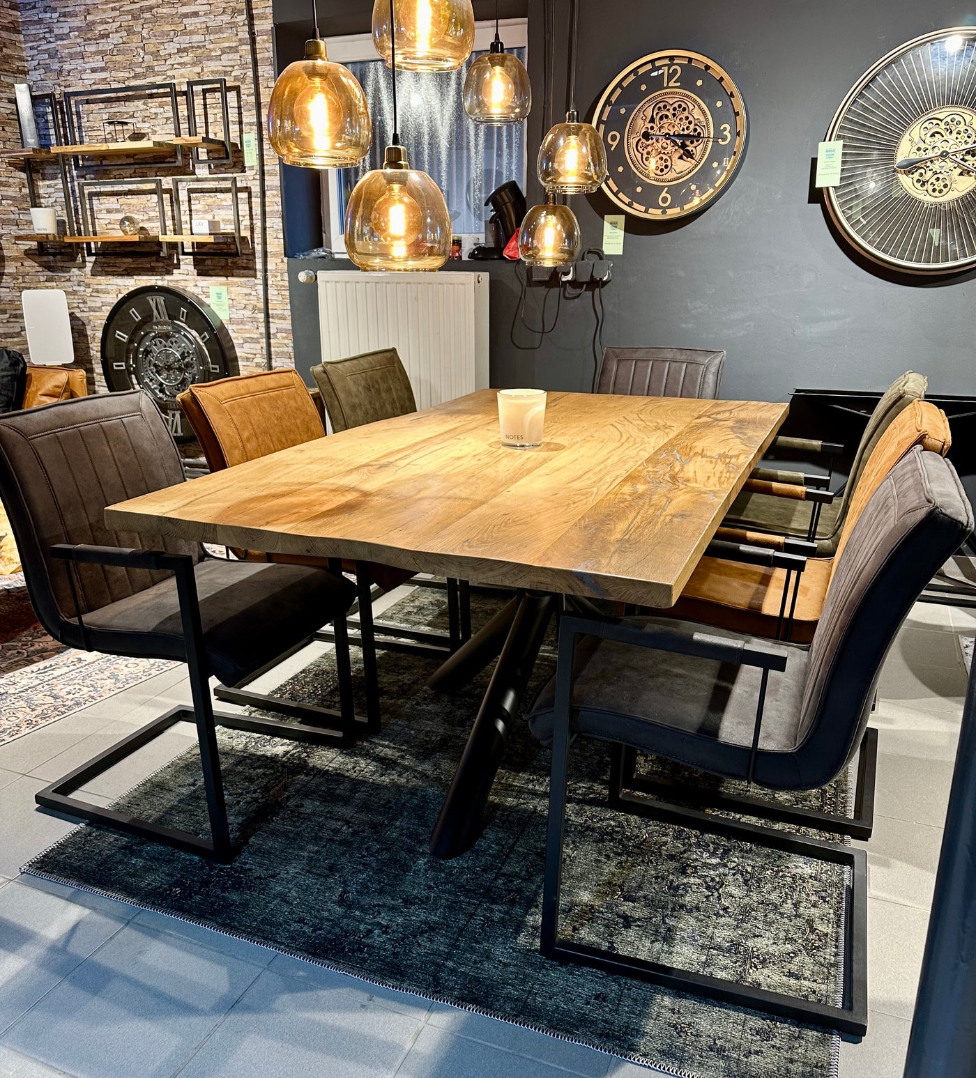 Esstisch Riga Alteiche massiv 180 cm in 4 cm Dicke Holz Lack mit Spider Metall Gestell schwarz Einzelstück