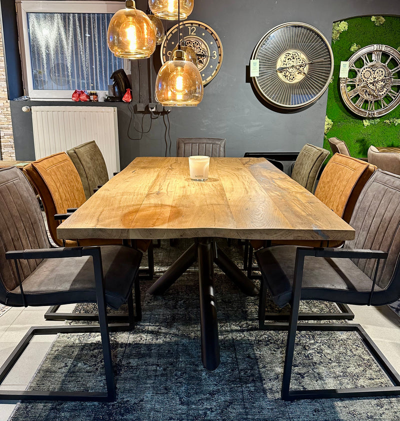 Esstisch Riga Alteiche massiv 180 cm in 4 cm Dicke Holz Lack mit Spider Metall Gestell schwarz Einzelstück
