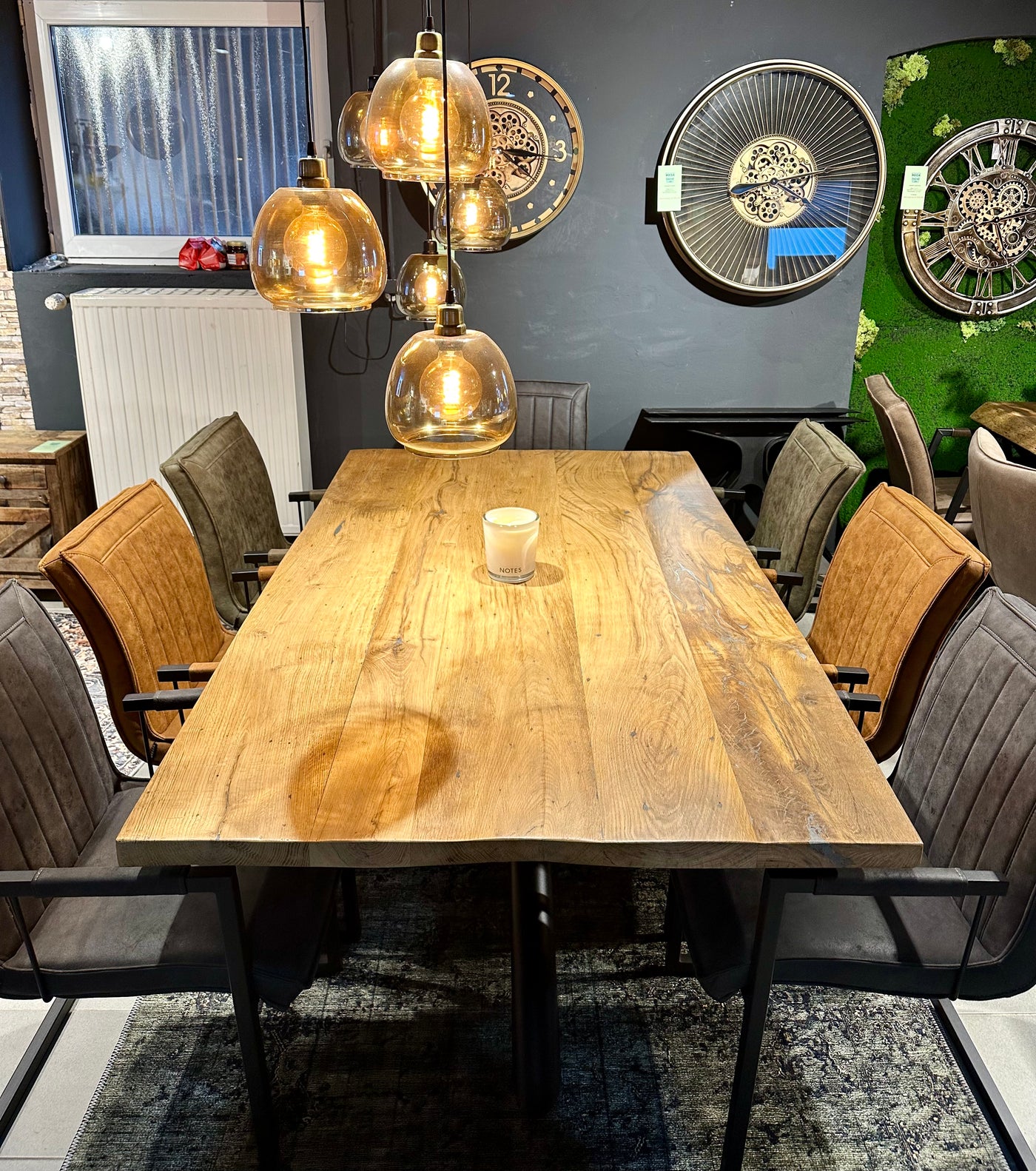Esstisch Riga Alteiche massiv 180 cm in 4 cm Dicke Holz Lack mit Spider Metall Gestell schwarz Einzelstück