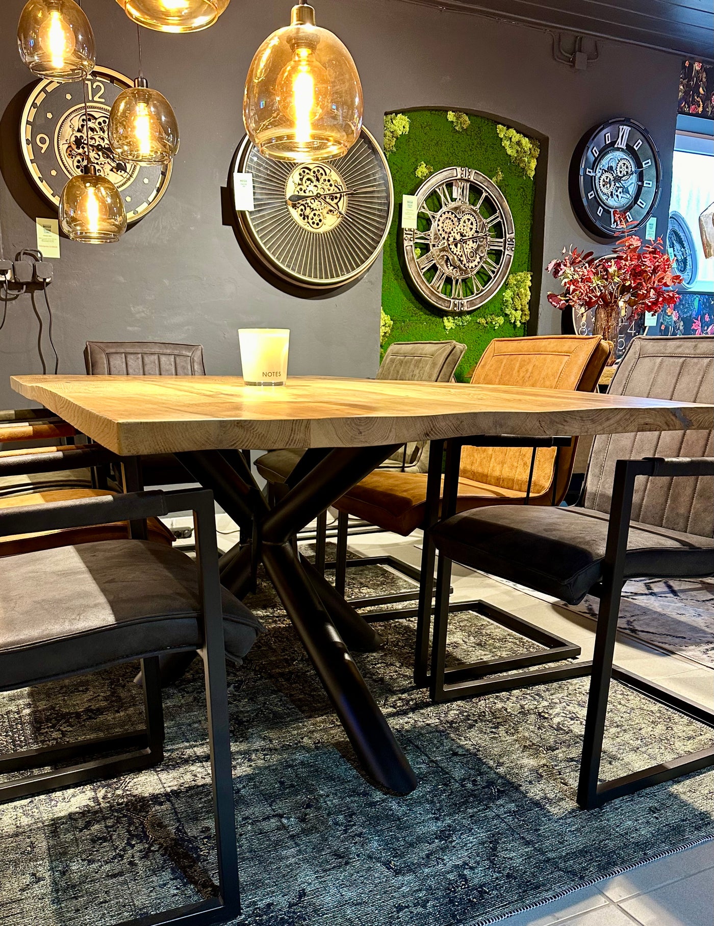 Esstisch Riga Alteiche massiv 180 cm in 4 cm Dicke Holz Lack mit Spider Metall Gestell schwarz Einzelstück