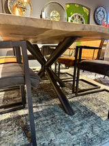 Esstisch Riga Alteiche massiv 180 cm in 4 cm Dicke Holz Lack mit Spider Metall Gestell schwarz Einzelstück