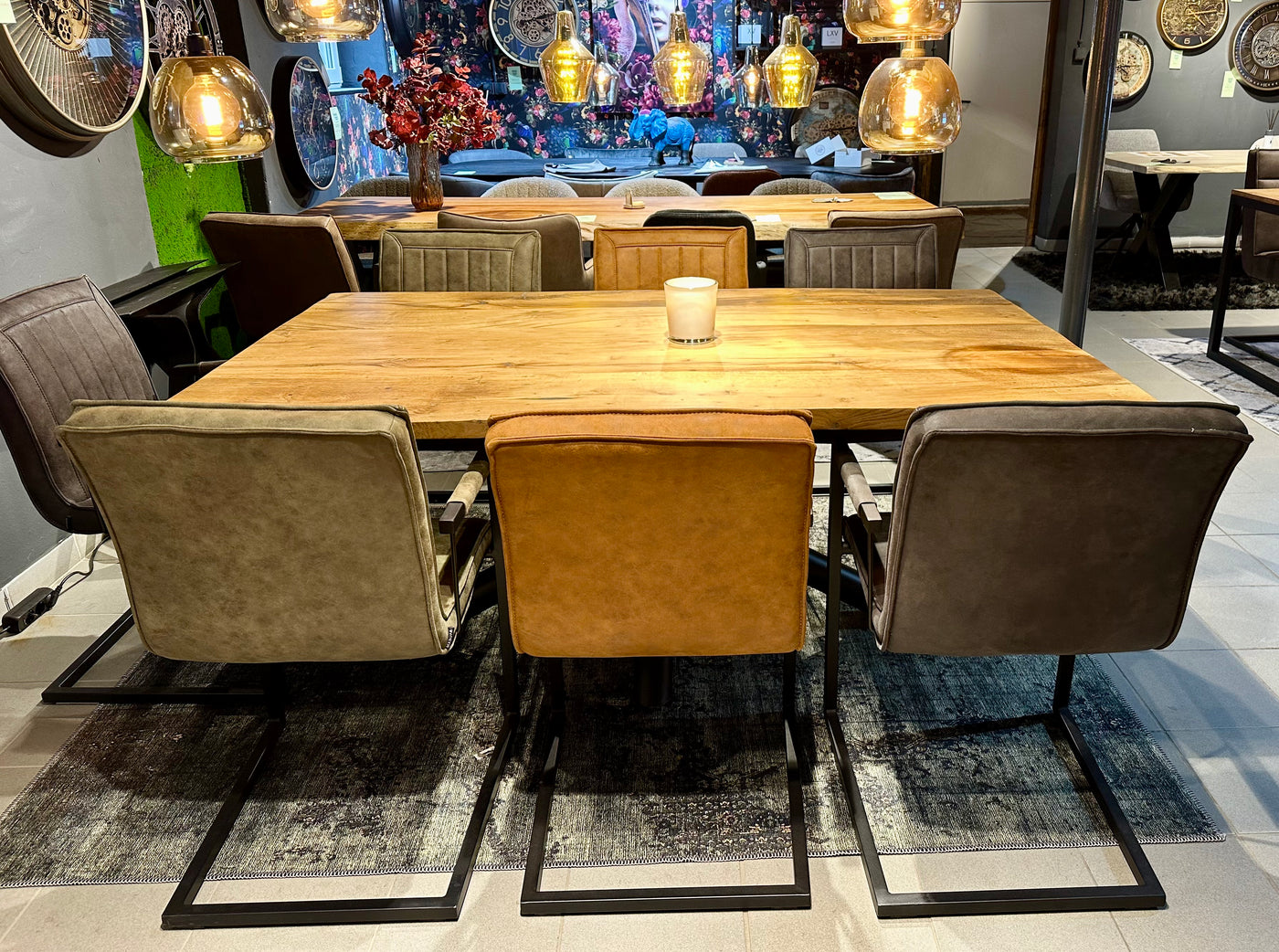 Esstisch Riga Alteiche massiv 180 cm in 4 cm Dicke Holz Lack mit Spider Metall Gestell schwarz Einzelstück