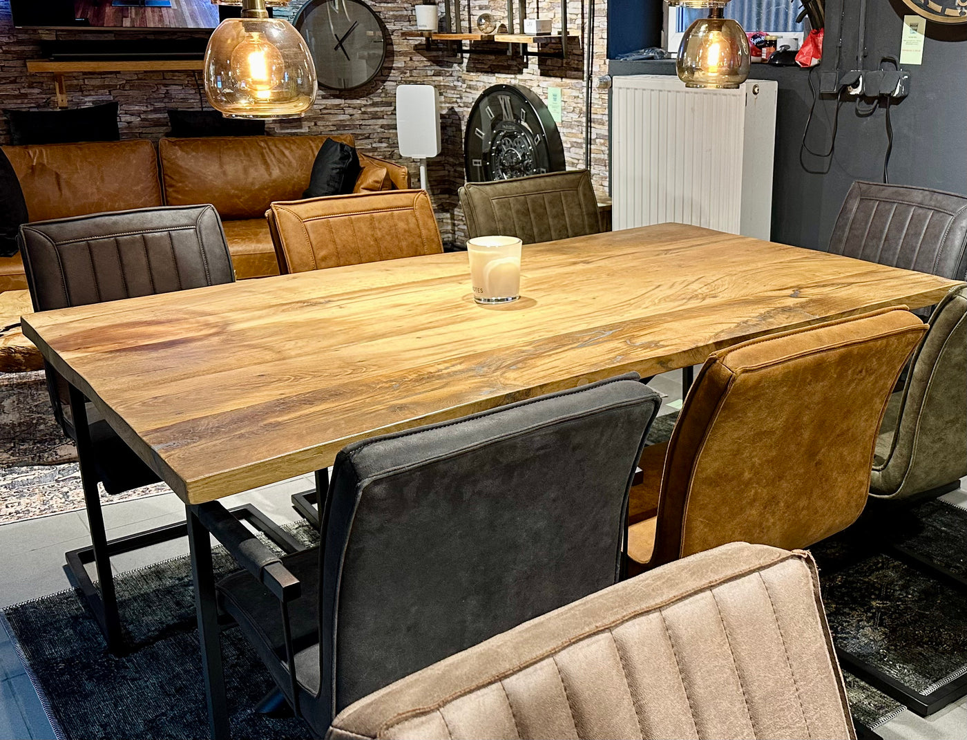 Esstisch Riga Alteiche massiv 180 cm in 4 cm Dicke Holz Lack mit Spider Metall Gestell schwarz Einzelstück