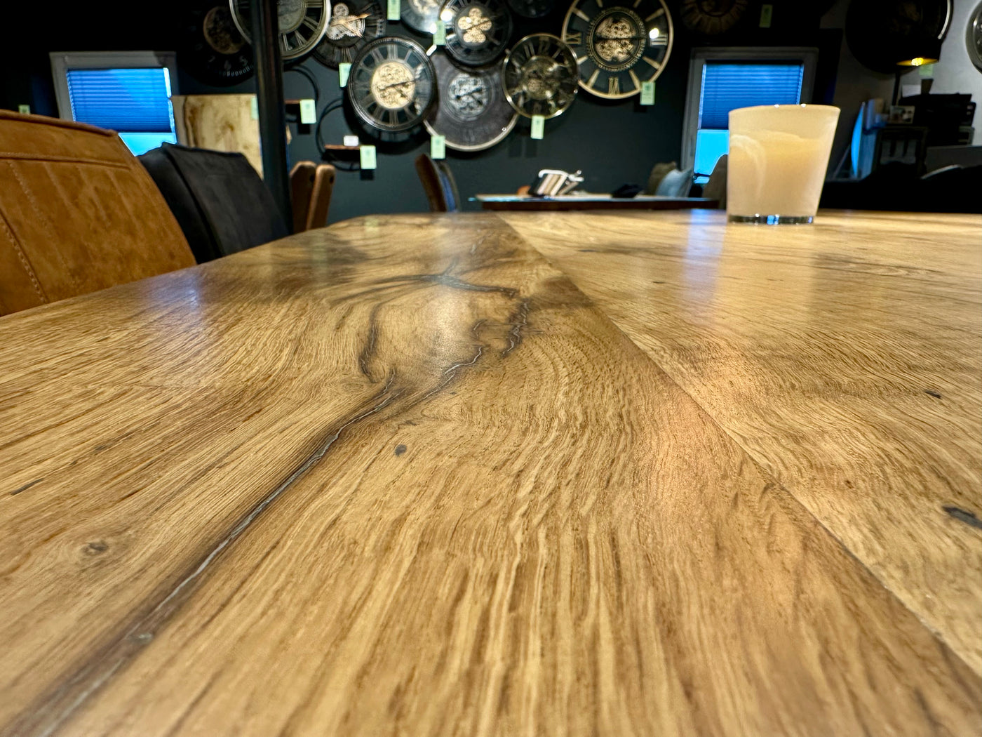 Esstisch Riga Alteiche massiv 180 cm in 4 cm Dicke Holz Lack mit Spider Metall Gestell schwarz Einzelstück