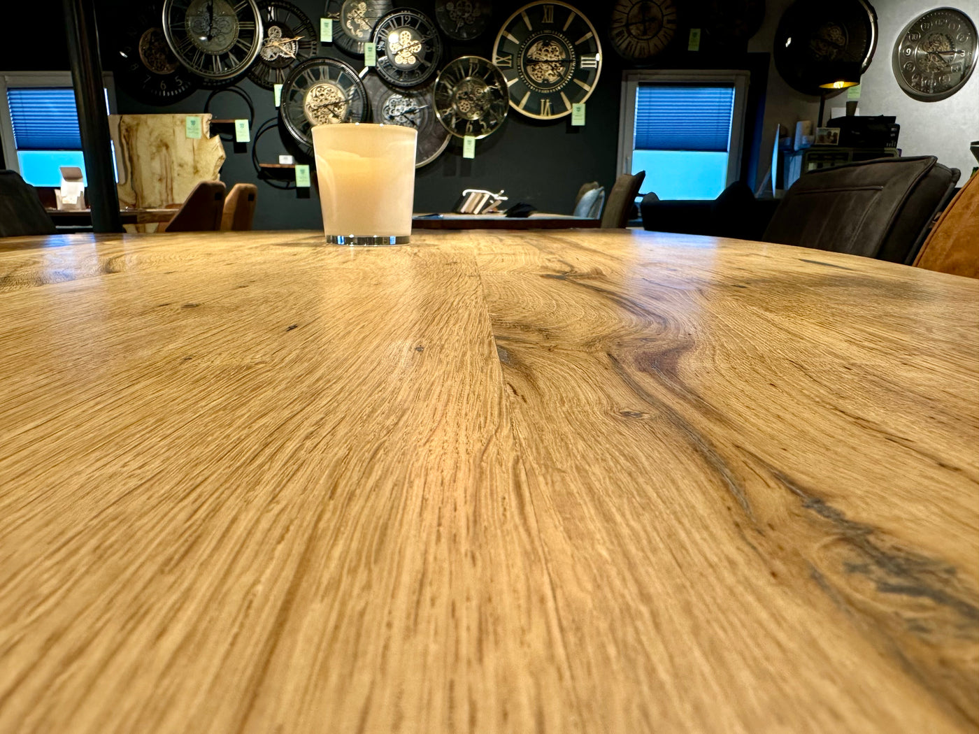 Esstisch Riga Alteiche massiv 180 cm in 4 cm Dicke Holz Lack mit Spider Metall Gestell schwarz Einzelstück