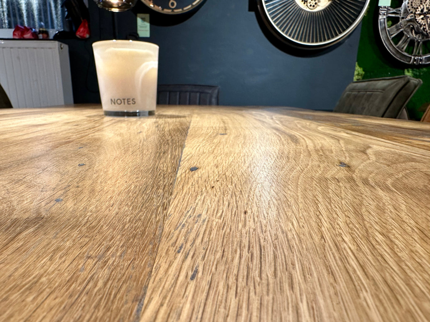 Esstisch Riga Alteiche massiv 180 cm in 4 cm Dicke Holz Lack mit Spider Metall Gestell schwarz Einzelstück