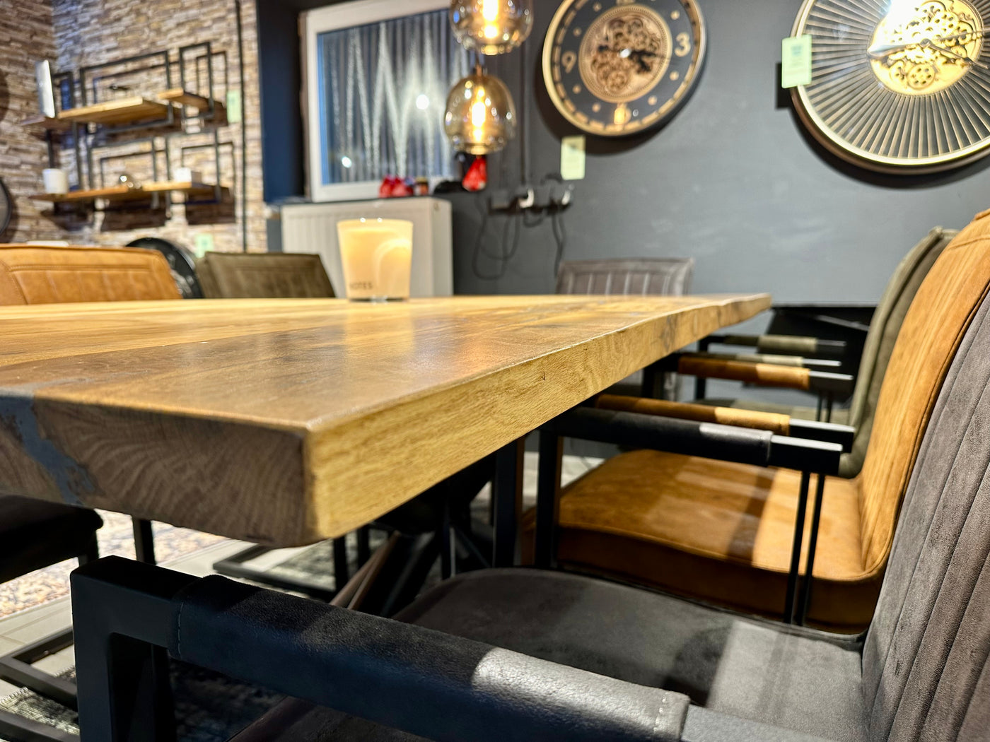 Esstisch Riga Alteiche massiv 180 cm in 4 cm Dicke Holz Lack mit Spider Metall Gestell schwarz Einzelstück