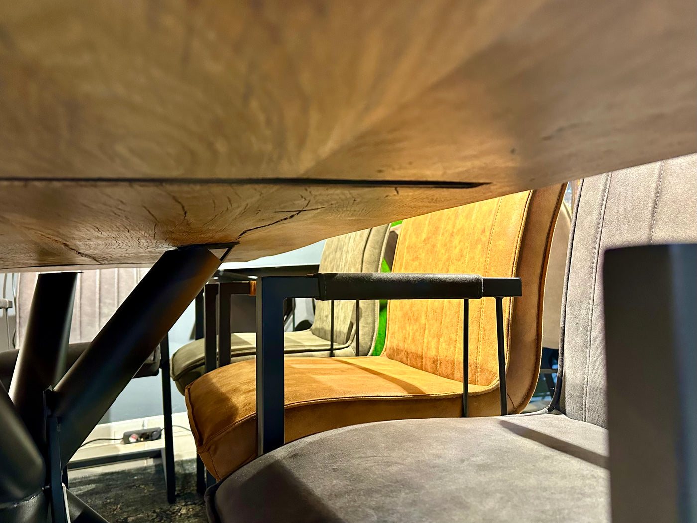 Esstisch Riga Alteiche massiv 180 cm in 4 cm Dicke Holz Lack mit Spider Metall Gestell schwarz Einzelstück
