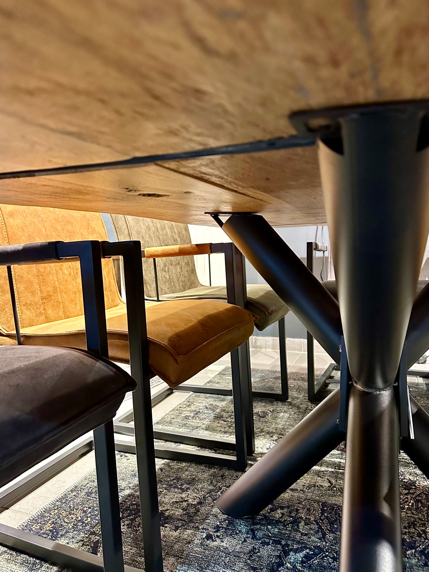 Esstisch Riga Alteiche massiv 180 cm in 4 cm Dicke Holz Lack mit Spider Metall Gestell schwarz Einzelstück