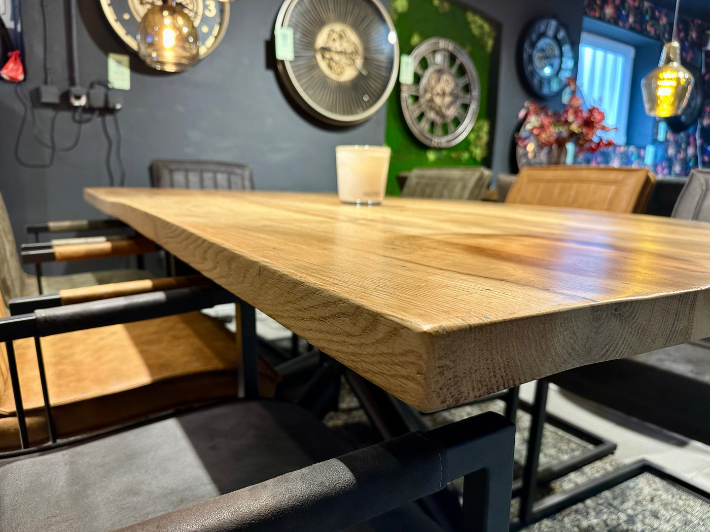 Esstisch Riga Alteiche massiv 180 cm in 4 cm Dicke Holz Lack mit Spider Metall Gestell schwarz Einzelstück