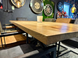 Esstisch Riga Alteiche massiv 180 cm in 4 cm Dicke Holz Lack mit Spider Metall Gestell schwarz Einzelstück
