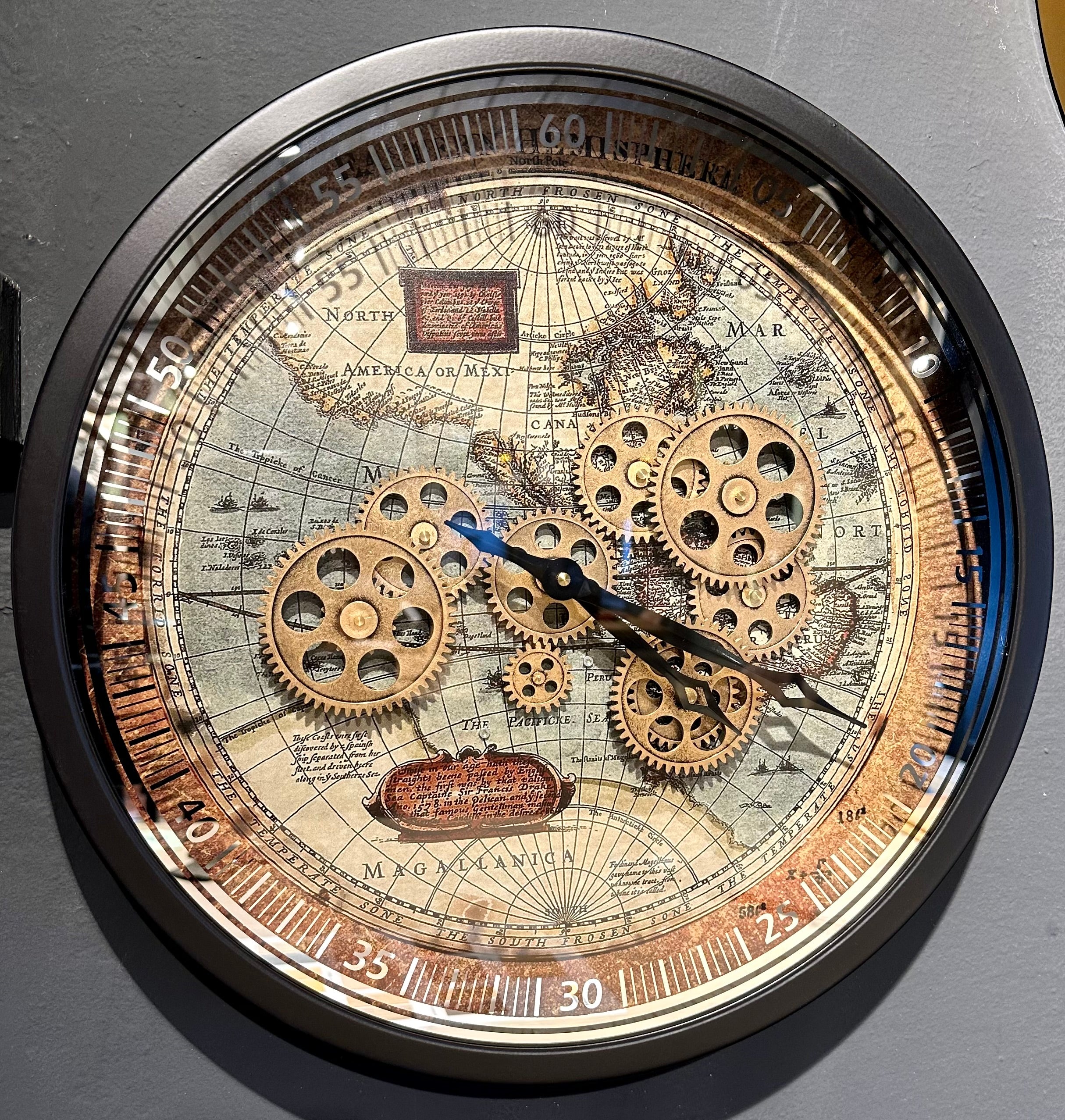Landkarte Vintage Wanduhr 46 cm rund schwarz Chrom Zahnrad animiert