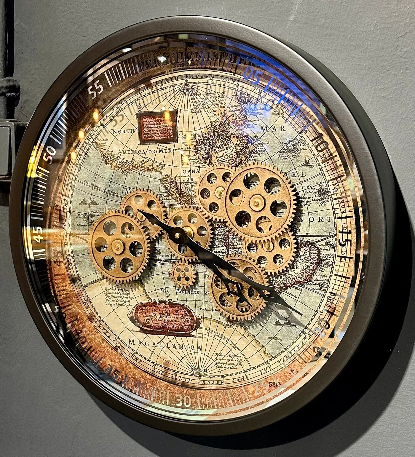 Landkarte Vintage Wanduhr 46 cm rund schwarz Chrom Zahnrad animiert