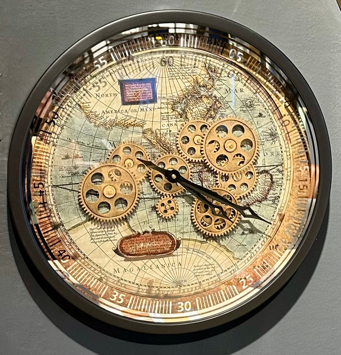 Landkarte Vintage Wanduhr 46 cm rund schwarz Chrom Zahnrad animiert