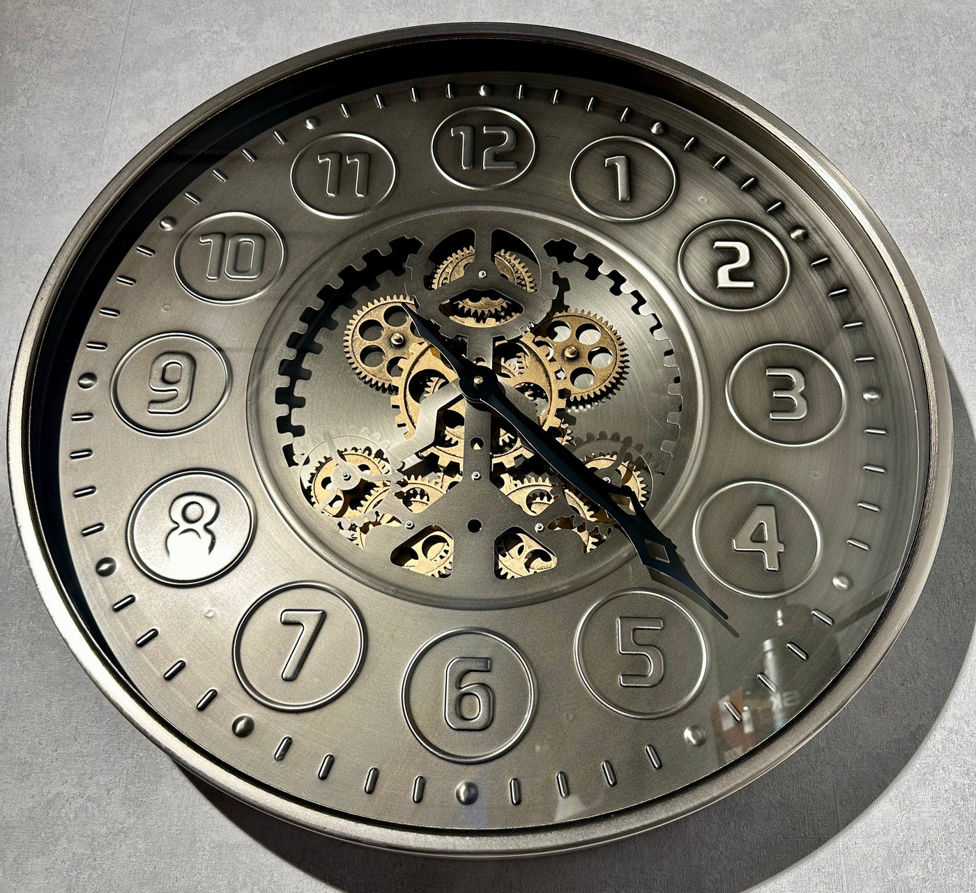 Shelton 60 cm Wanduhr Zahnrad Zählwerk Animation silber grau