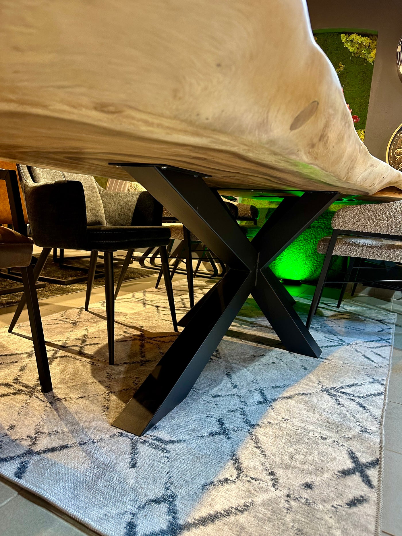 Mammut Baumstamm Esstisch Suar 300 lang und 8 cm massiv mit Spider Gestell