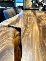 Mammut Baumstamm Esstisch Suar 300 lang und 8 cm massiv mit Spider Gestell