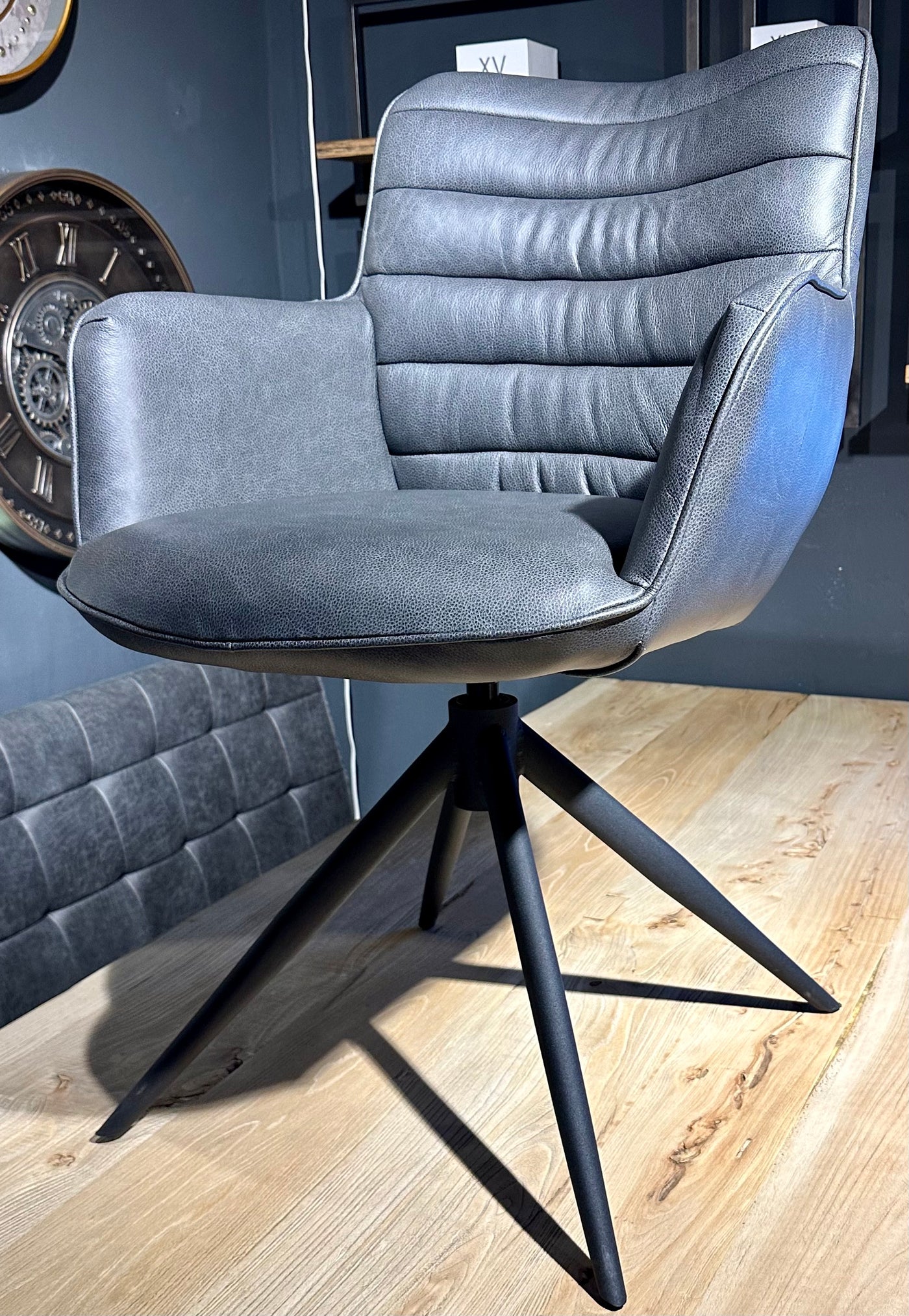 Fauteuil design Kayden en cuir véritable disponible en 34 coloris et 3 variantes de piétement. Chaise en cuir pivotante.