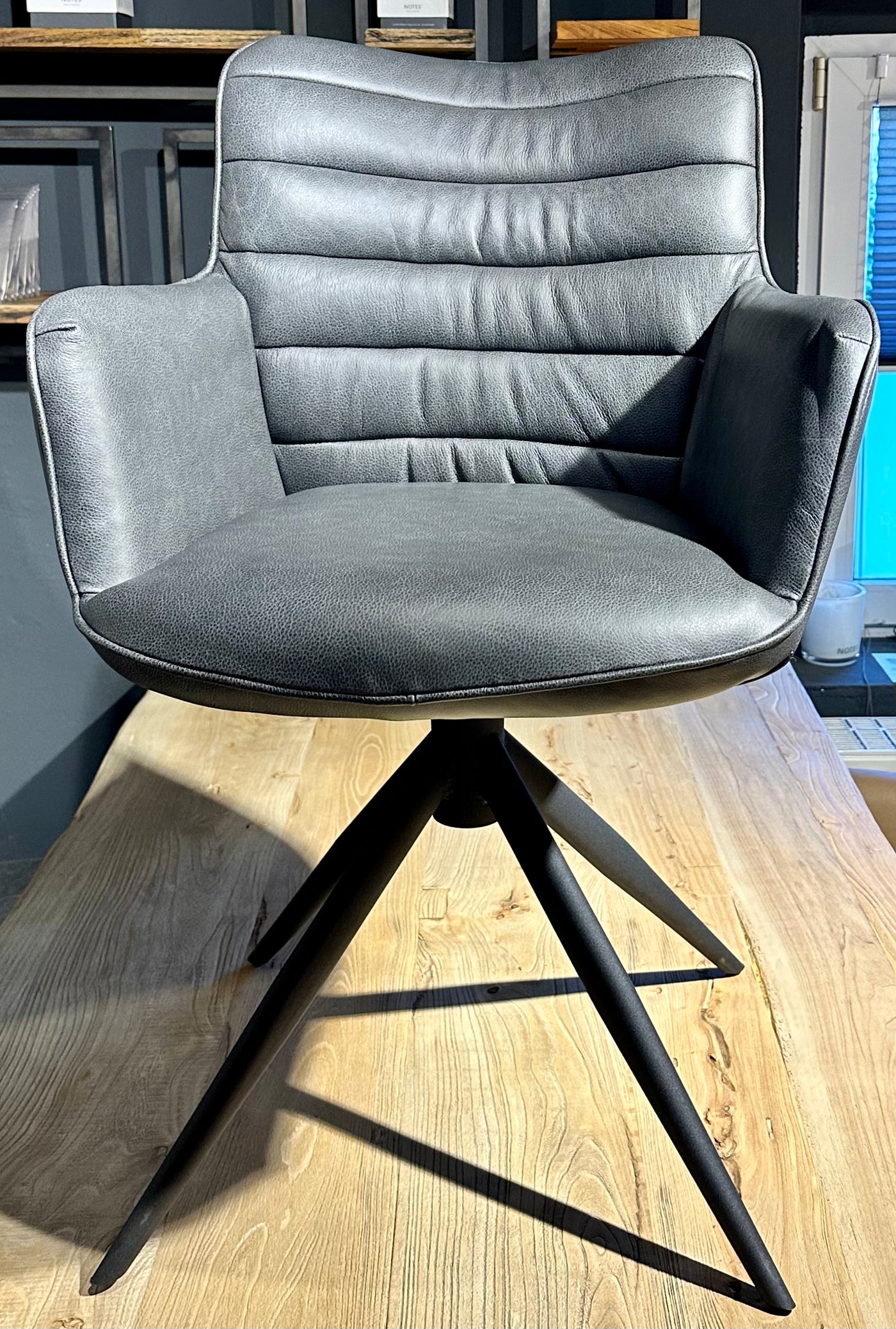 Fauteuil design Kayden en cuir véritable disponible en 34 coloris et 3 variantes de piétement. Chaise en cuir pivotante.
