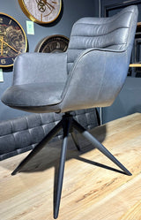 Fauteuil design Kayden en cuir véritable disponible en 34 coloris et 3 variantes de piétement. Chaise en cuir pivotante.