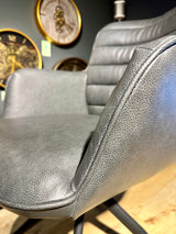 Fauteuil design Kayden en cuir véritable disponible en 34 coloris et 3 variantes de piétement. Chaise en cuir pivotante.