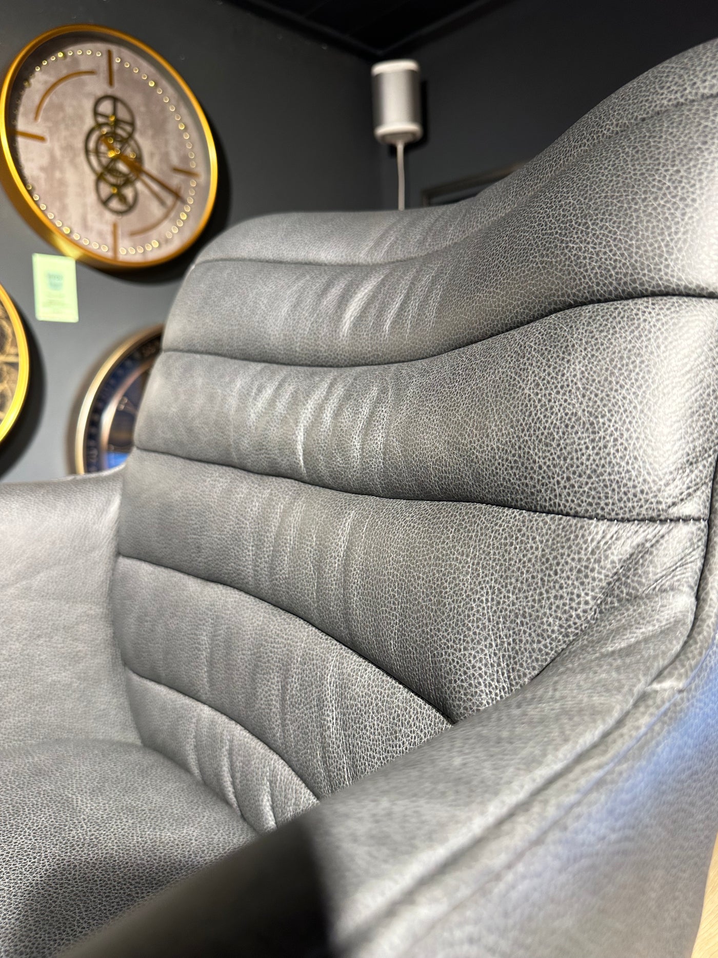 Fauteuil design Kayden en cuir véritable disponible en 34 coloris et 3 variantes de piétement. Chaise en cuir pivotante.