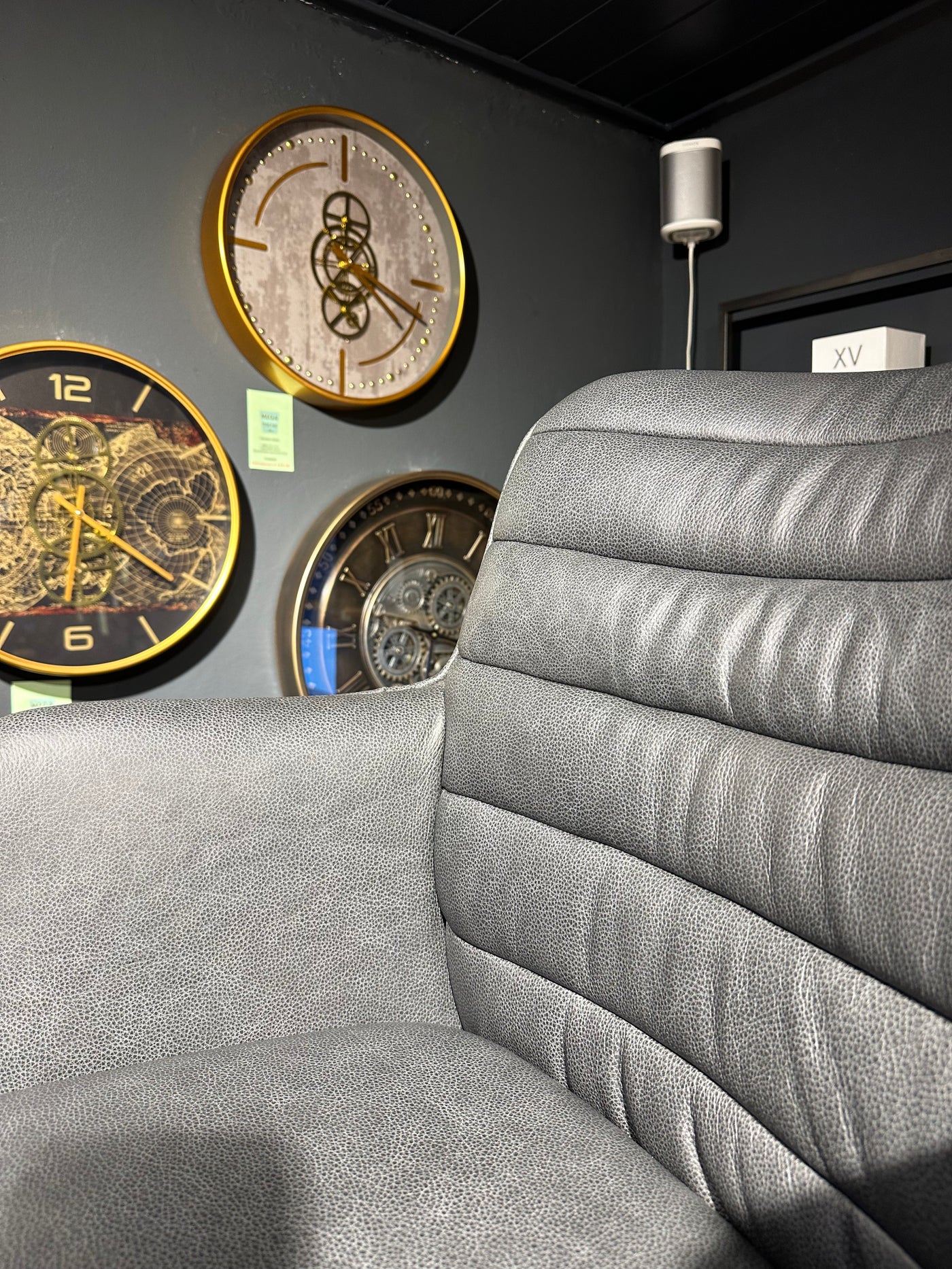 Fauteuil design Kayden en cuir véritable disponible en 34 coloris et 3 variantes de piétement. Chaise en cuir pivotante.