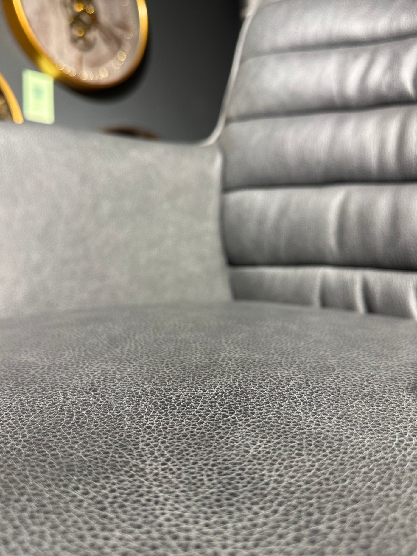 Fauteuil design Kayden en cuir véritable disponible en 34 coloris et 3 variantes de piétement. Chaise en cuir pivotante.