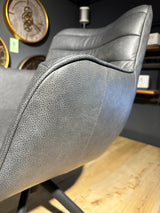 Fauteuil design Kayden en cuir véritable disponible en 34 coloris et 3 variantes de piétement. Chaise en cuir pivotante.