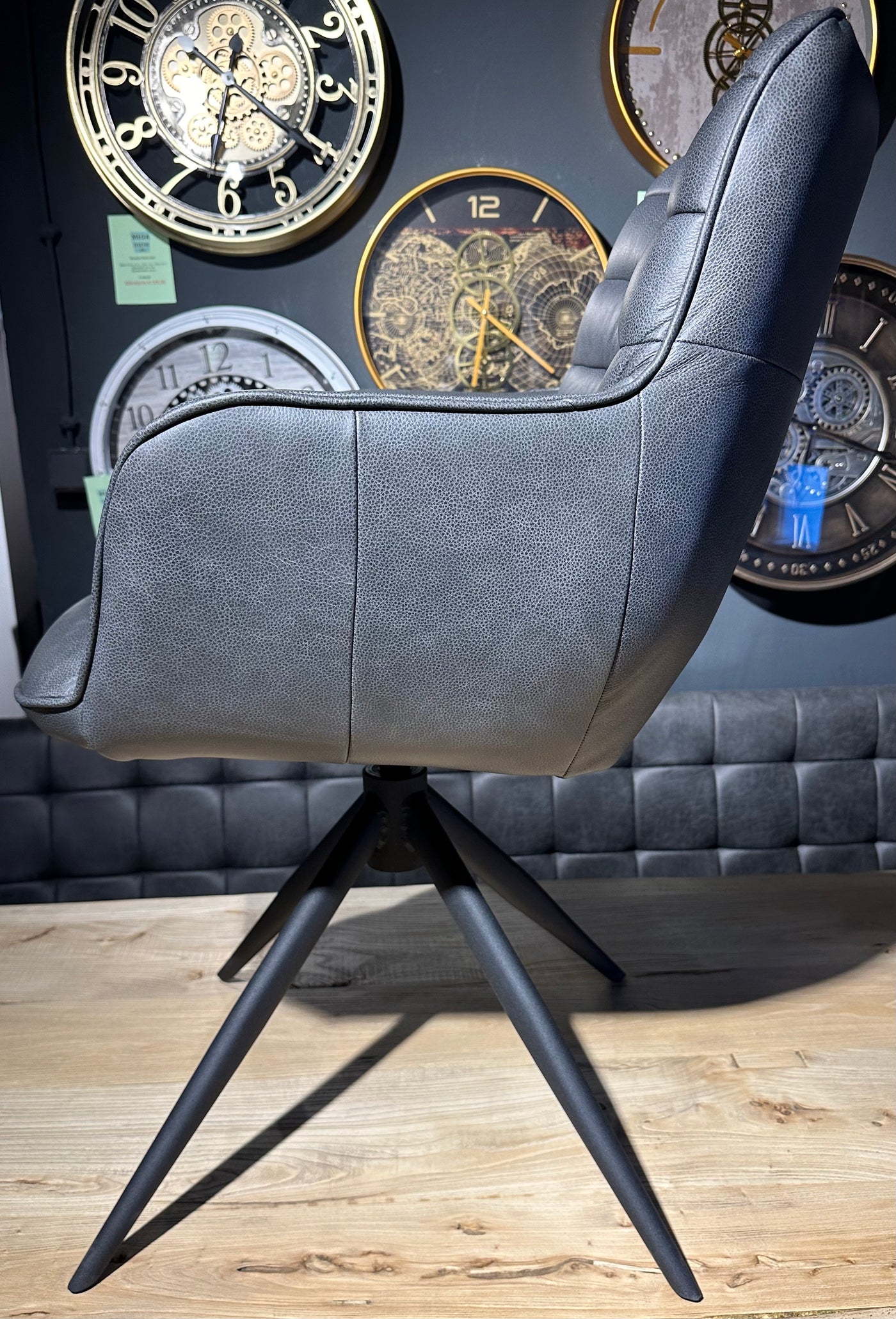 Fauteuil design Kayden en cuir véritable disponible en 34 coloris et 3 variantes de piétement. Chaise en cuir pivotante.