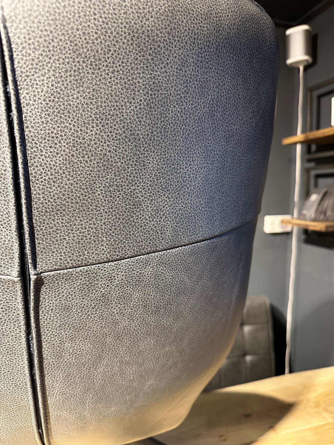 Fauteuil design Kayden en cuir véritable disponible en 34 coloris et 3 variantes de piétement. Chaise en cuir pivotante.
