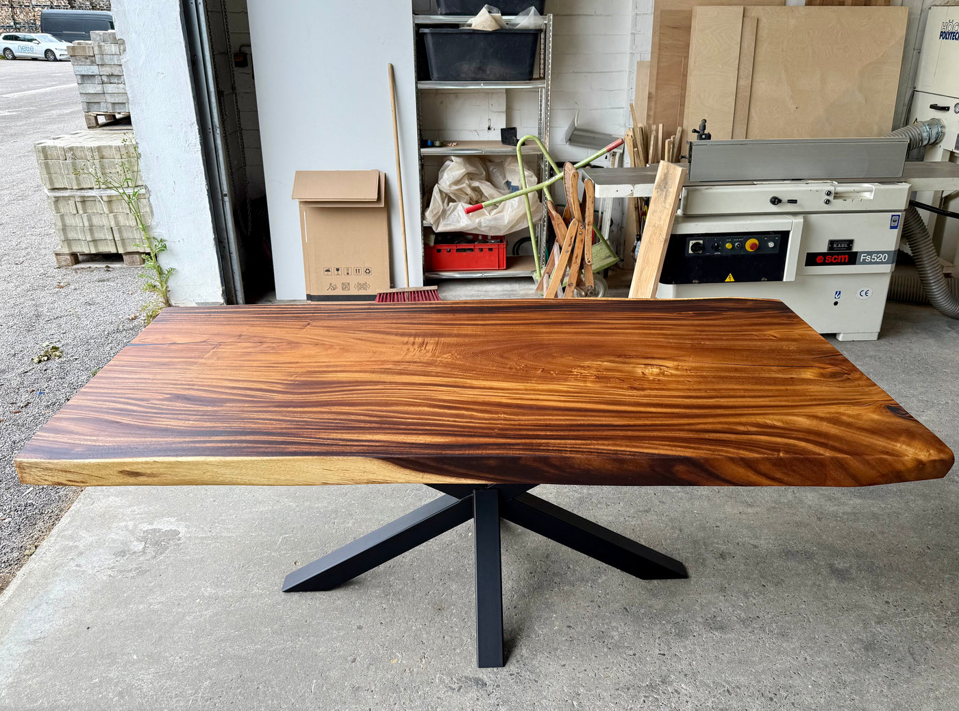 Epoxy Mammut Baumstamm Esstisch Suar 220 und 8 cm massiv mit Spider Gestell