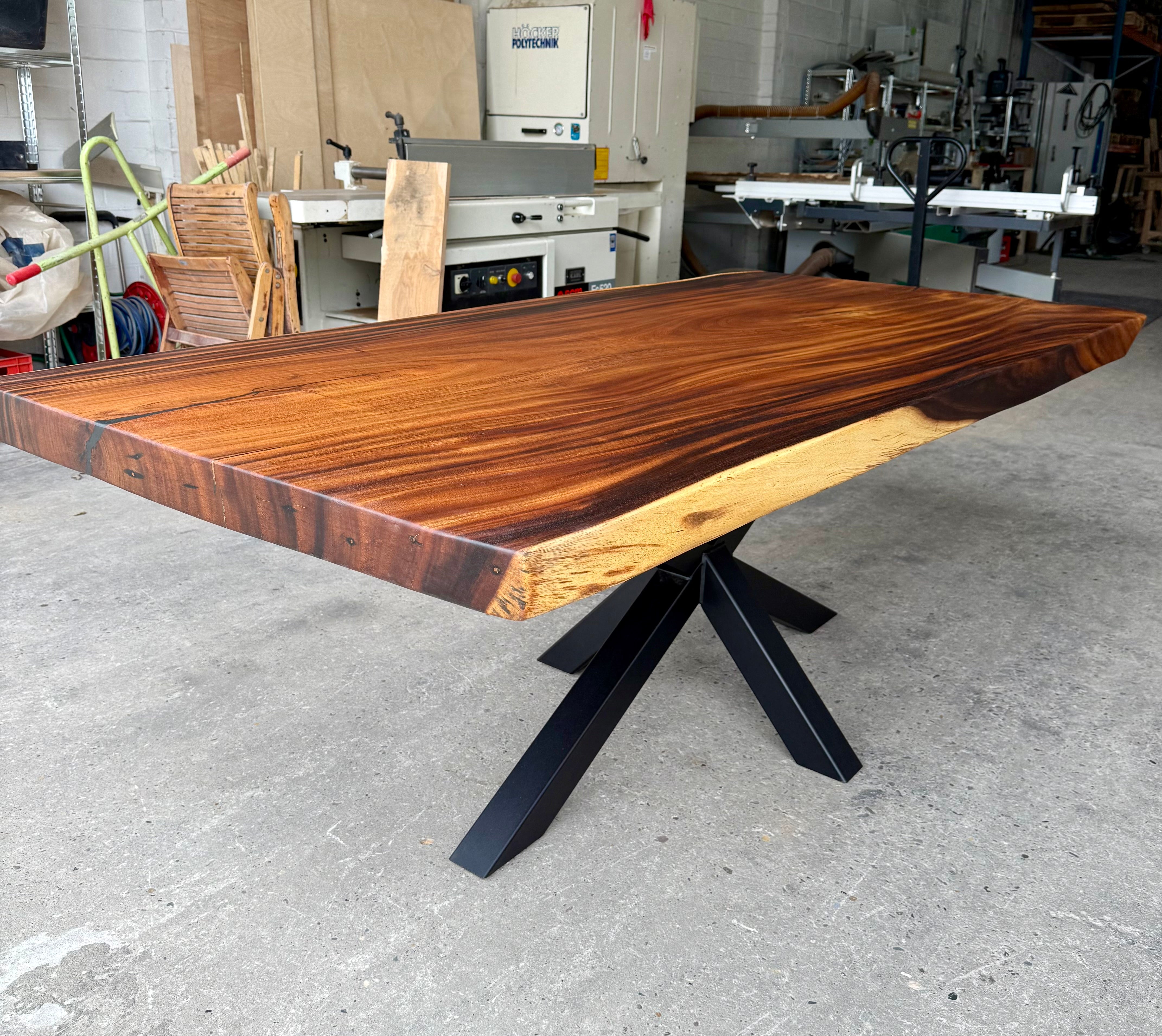 Epoxy Mammut Baumstamm Esstisch Suar 220 und 8 cm massiv mit Spider Gestell