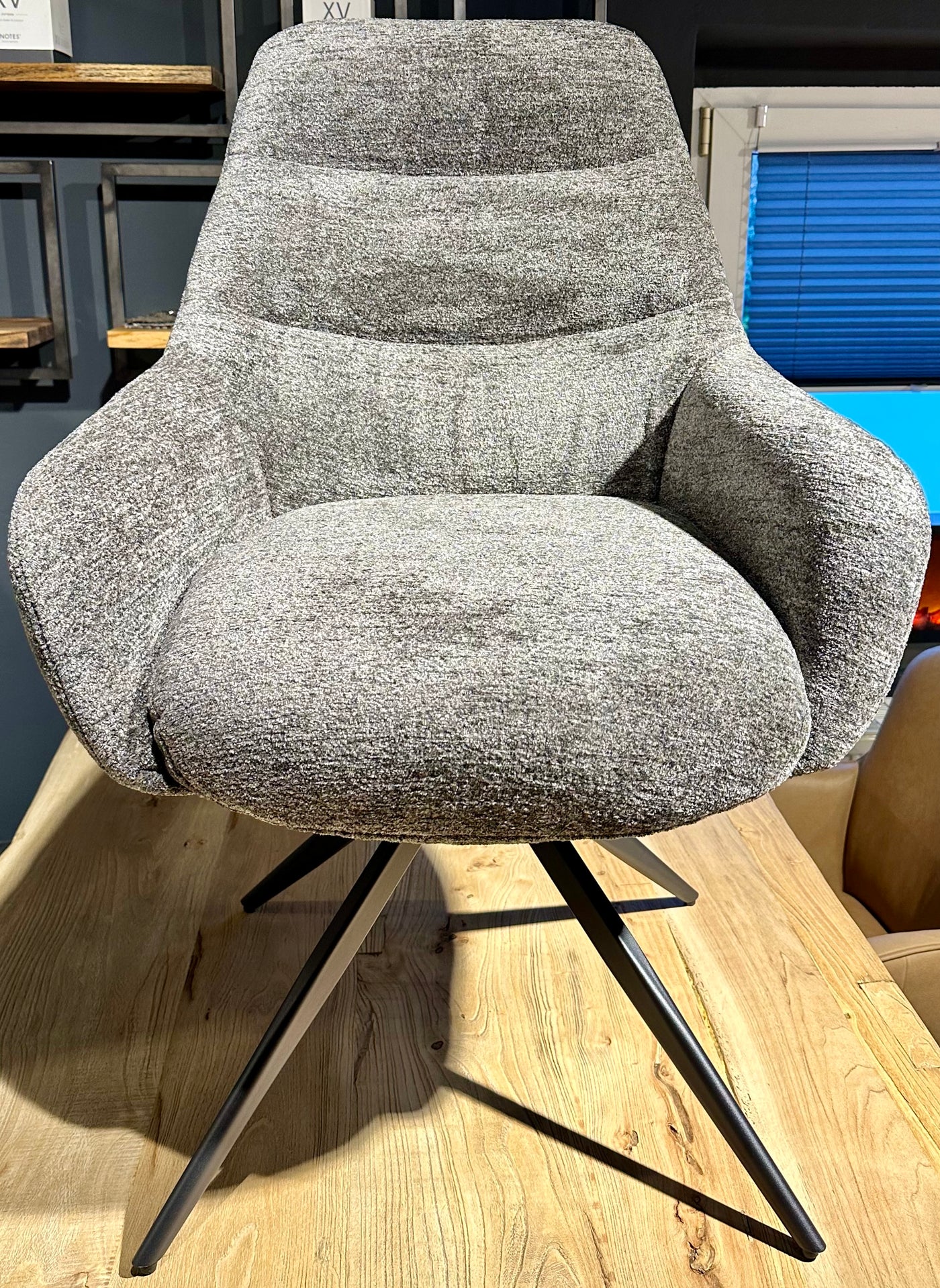 Chaise de salle à manger pivotante à 360 degrés avec accoudoirs July en tissu rétro, disponible en 5 coloris