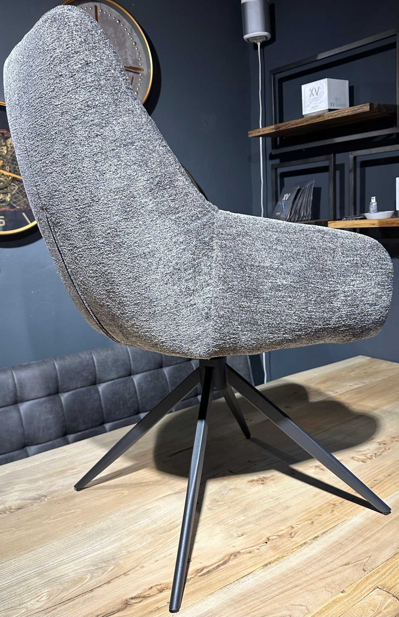 Chaise de salle à manger pivotante à 360 degrés avec accoudoirs July en tissu rétro, disponible en 5 coloris