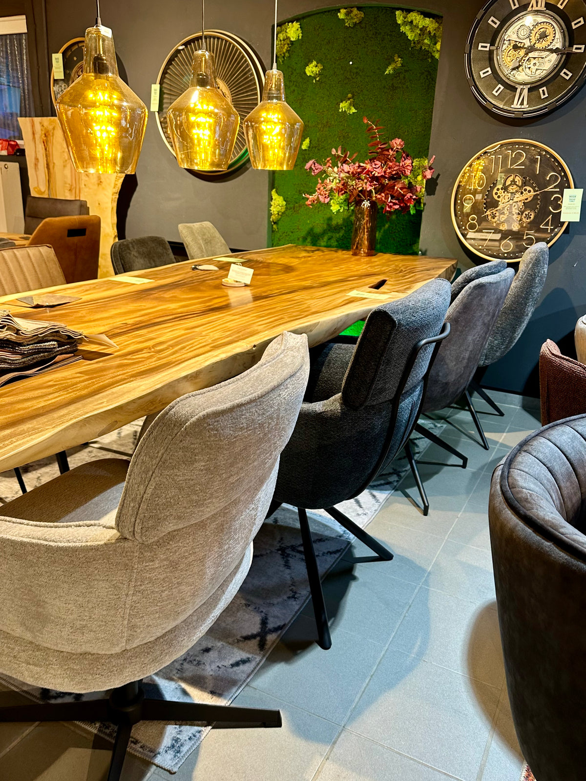 Kein MDF. Kein Furnier. Nur echtes Massivholz — von der Platte bis zum Fuß.