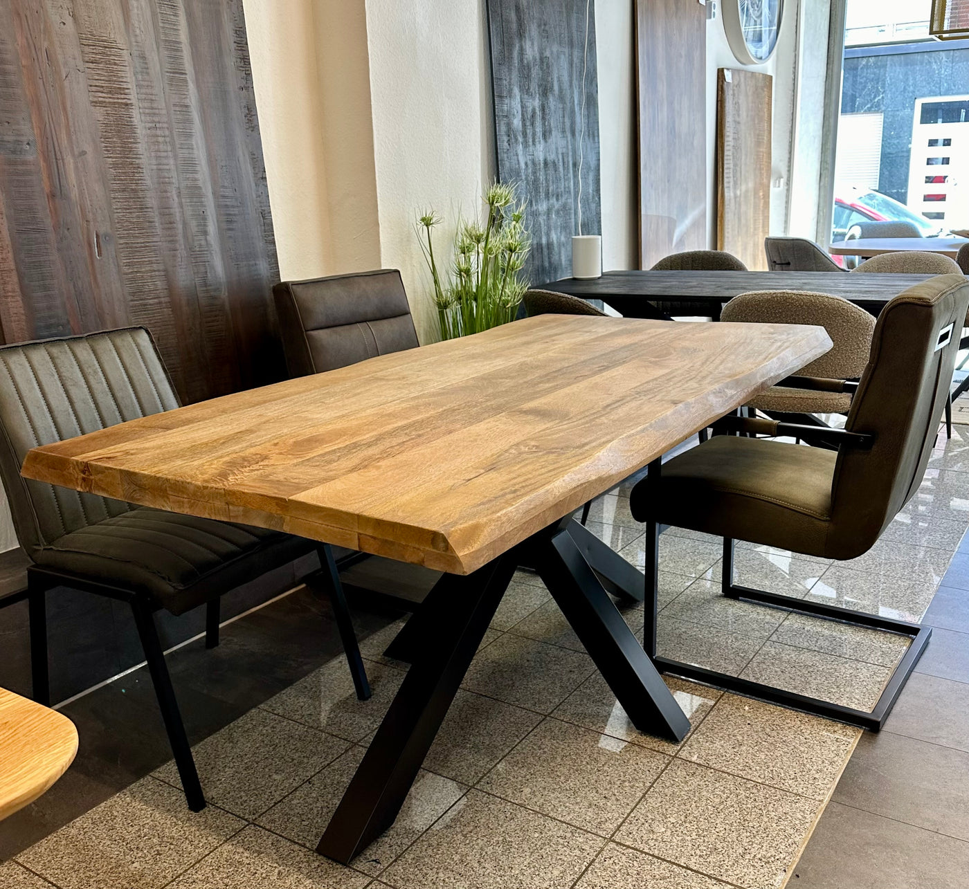Baumkante Esstisch Bosto Mangoholz dunkel 160 bis 300 cm in 6 cm mit Spider Gestell