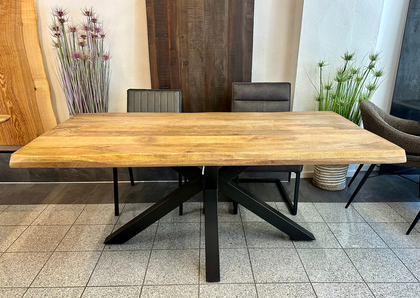 Baumkante Esstisch Bosto Mangoholz dunkel 160 bis 300 cm in 6 cm mit Spider Gestell