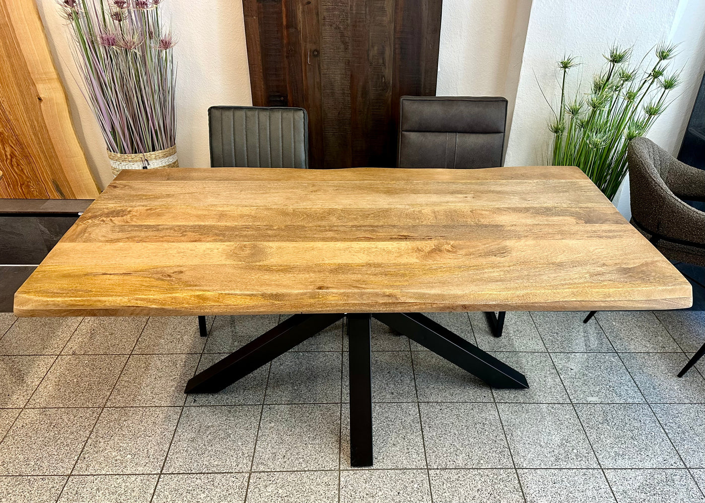 Baumkante Esstisch Bosto Mangoholz dunkel 160 bis 300 cm in 6 cm mit Spider Gestell