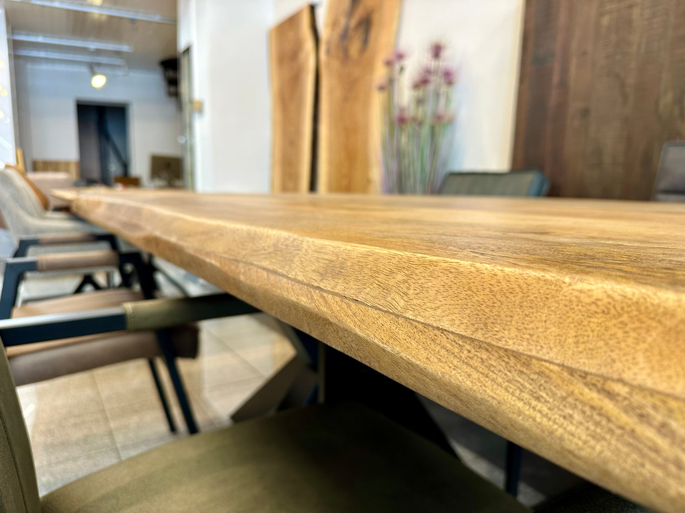 Baumkante Esstisch Bosto Mangoholz dunkel 160 bis 300 cm in 6 cm mit Spider Gestell