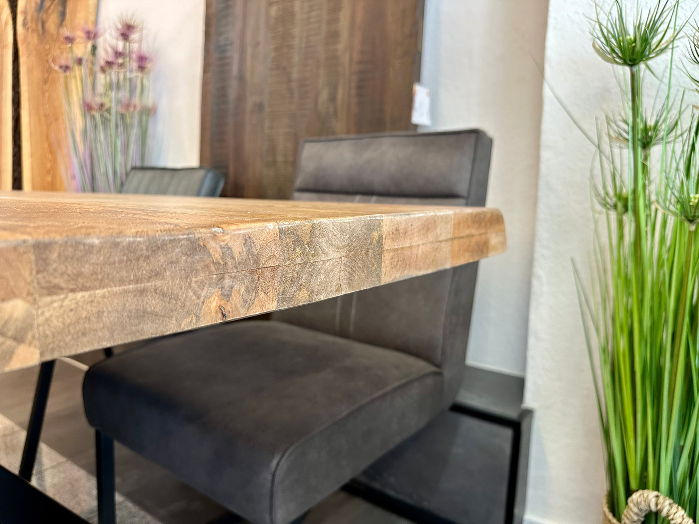 Baumkante Esstisch Bosto Mangoholz dunkel 160 bis 300 cm in 6 cm mit Spider Gestell