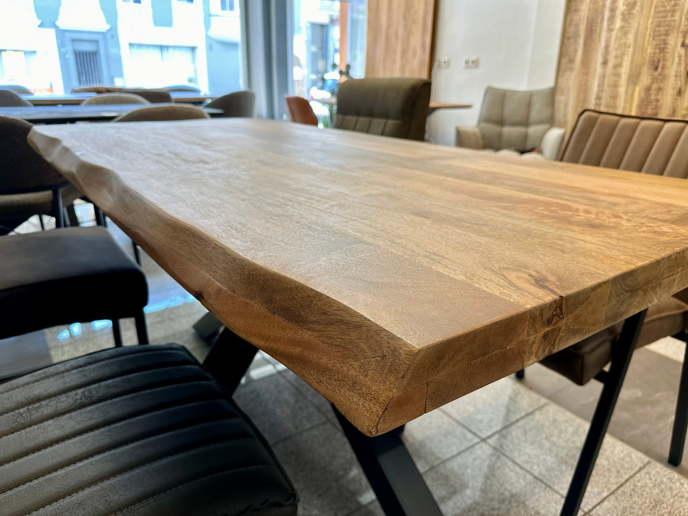 Baumkante Esstisch Bosto Mangoholz dunkel 160 bis 300 cm in 6 cm mit Spider Gestell