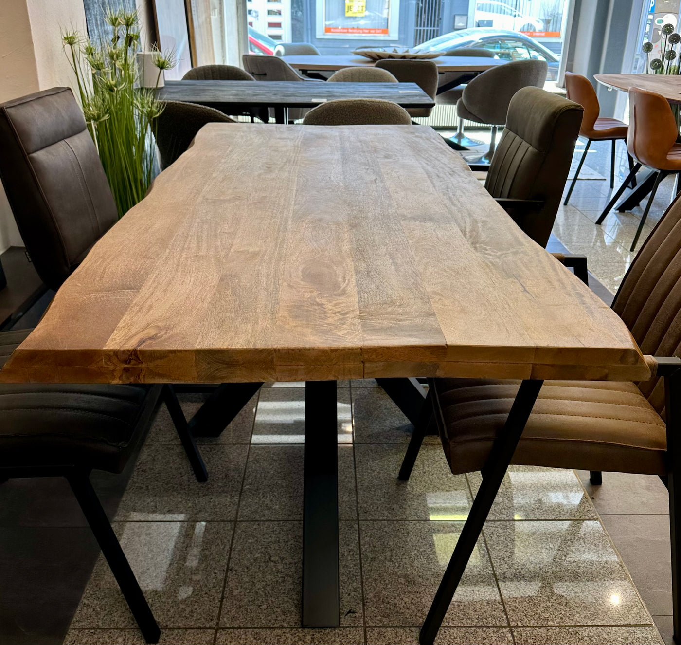 Baumkante Esstisch Bosto Mangoholz dunkel 160 bis 300 cm in 6 cm mit Spider Gestell